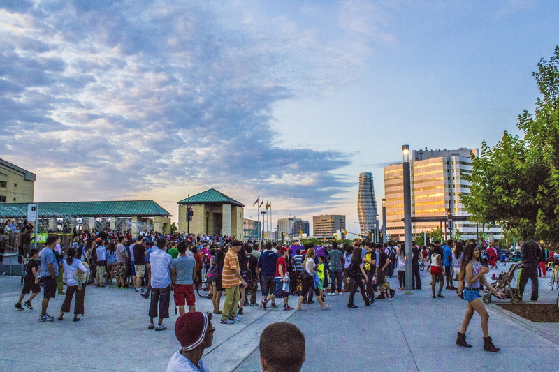 building exterior, 5K, walking, street, adult, building, center, built structure, architecture, day, large group of people, town center, party, nature