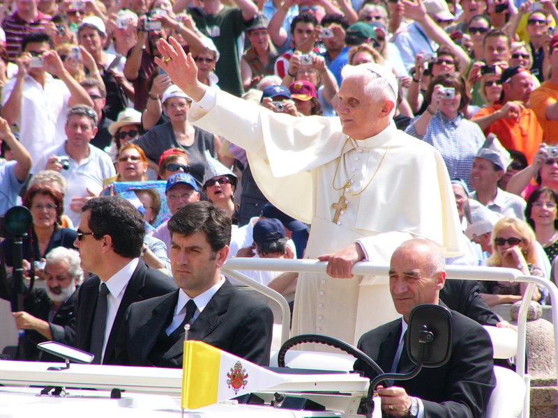 looking, what a strange church forgives pope, city, architecture, large group of people, men, celebration, real people, adult, standing, women, mixed age range