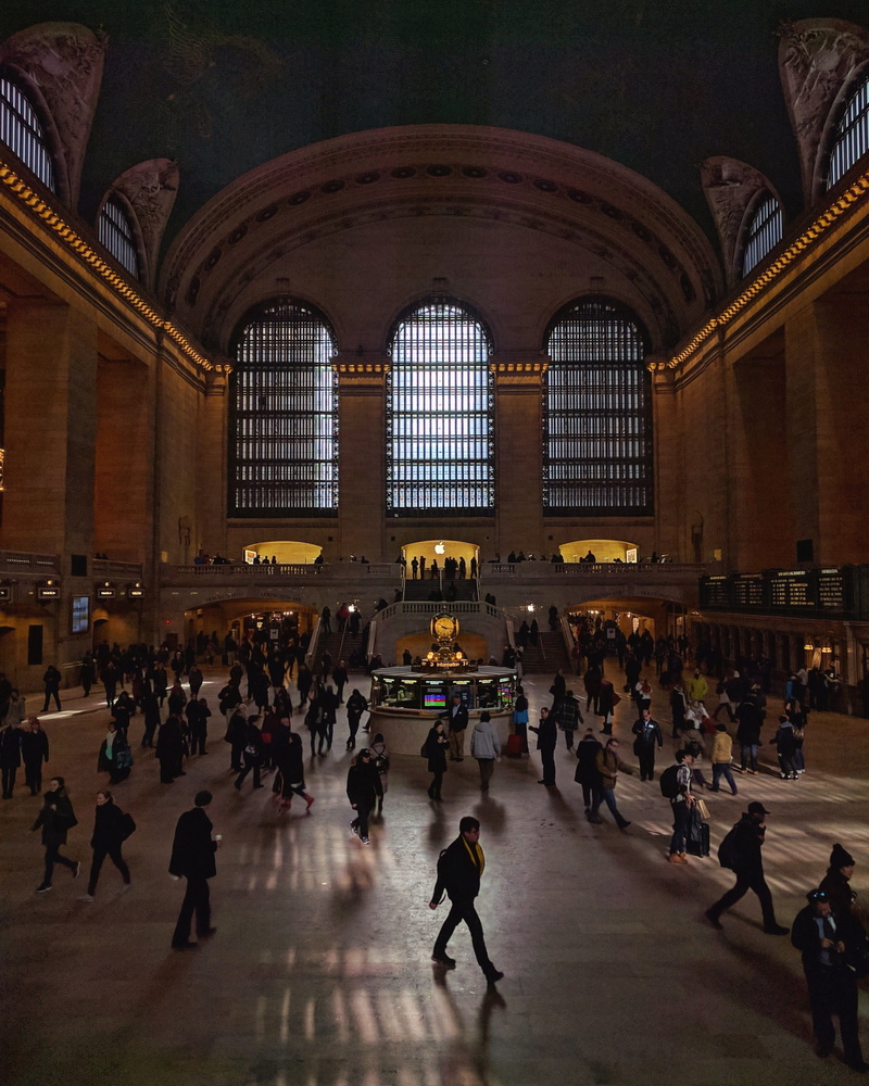 real people, leisure activity, crowd, women, new york city, travel destinations, mixed age range, railroad station, travel, city, men, group of people
