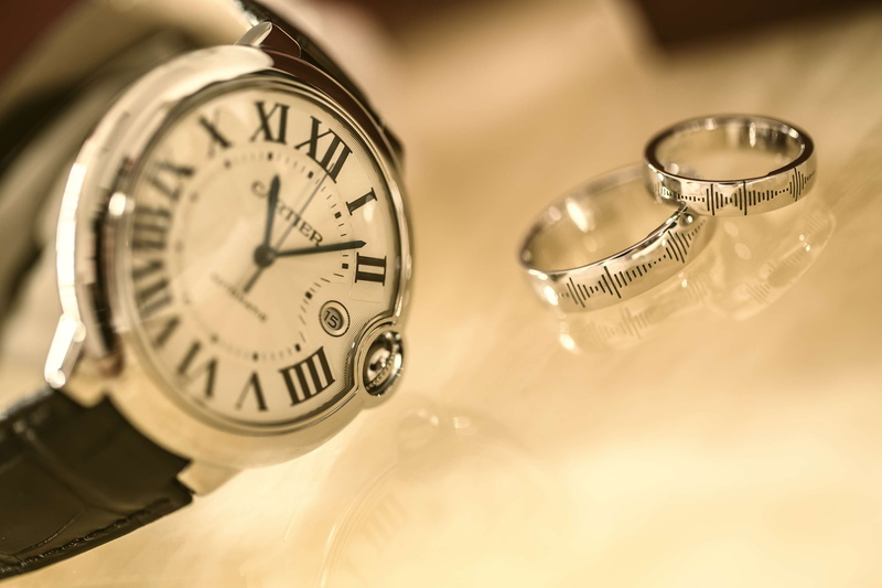 clock face, selective focus, wristwatch, indoors, metal, close-up, accessories, antique, number, watch, wealth, minute hand, jewelry, shiny, gold, luxury