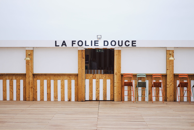 french, built structure, absence, design, france, clear sky, restaurants, entrance, font, outdoors, no people, food and drink, restaurant, day, western script