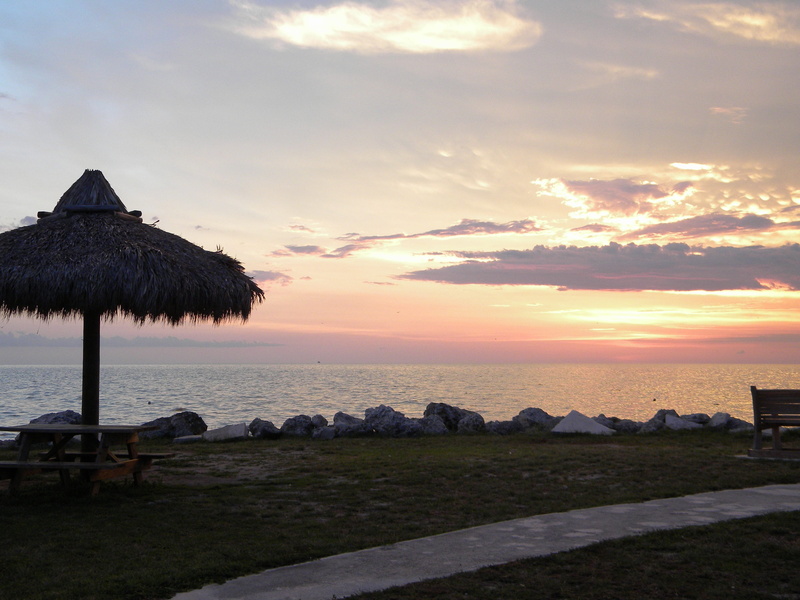 horizon, Sunset, land, nature, 2K, Hut, Florida Keys, Ocean, thatched roof, water, beach, brown, roof, tranquil scene, sea, idyllic, tiki hut at sunset