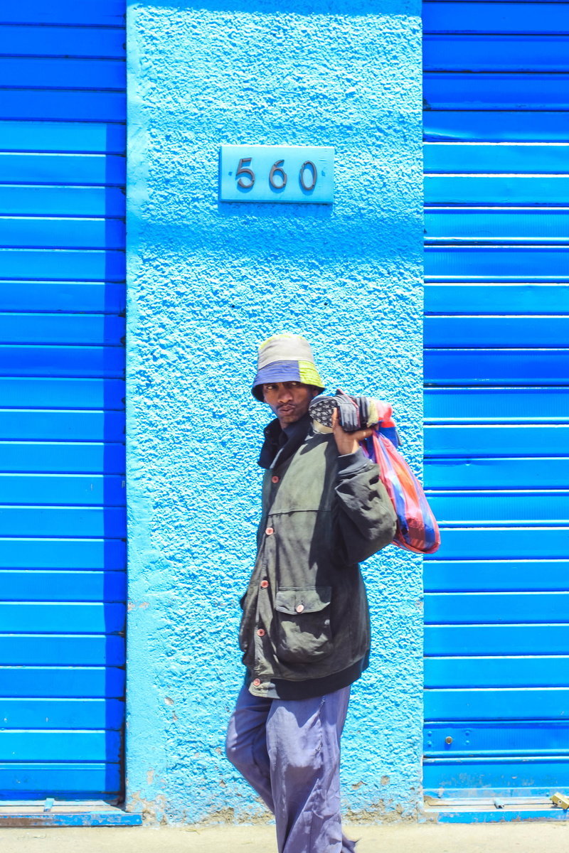young men, casual clothing, real people, 560, blue, warm clothing, lifestyles, three quarter length, communication, wall - building feature, 4K, one person