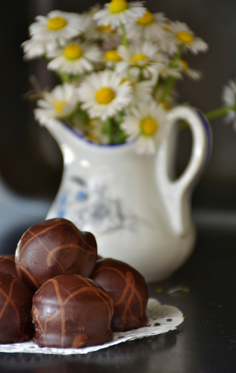 5K, candy store balls, indoors, truffle chocolates, white color, gourmet, temptation, nibble, confectionery, no people, still life, vase, selective focus