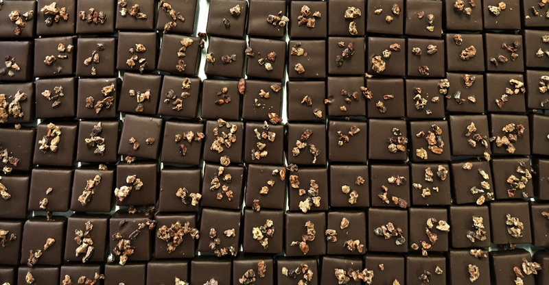 large group of objects, chocolate, safety, confectionery, food and drink, dessert, in a row, gourmet, gold colored, design, arrangement, full frame, confiserie