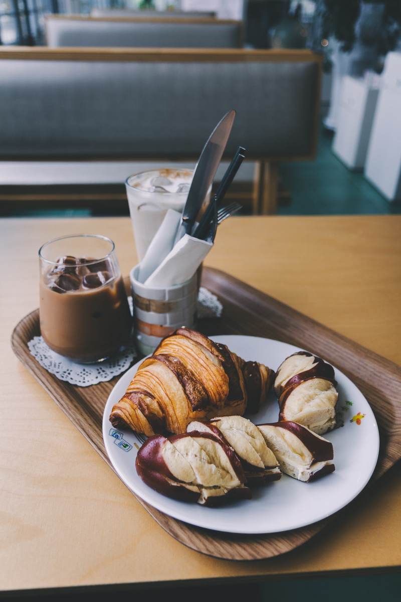 food and drink, shop, chocolate, fudge, plate, pottery, wood, breakfast, bakery, dessert, baked pastry item, coffee cup, drink, cup, beverage, coffee, 5K