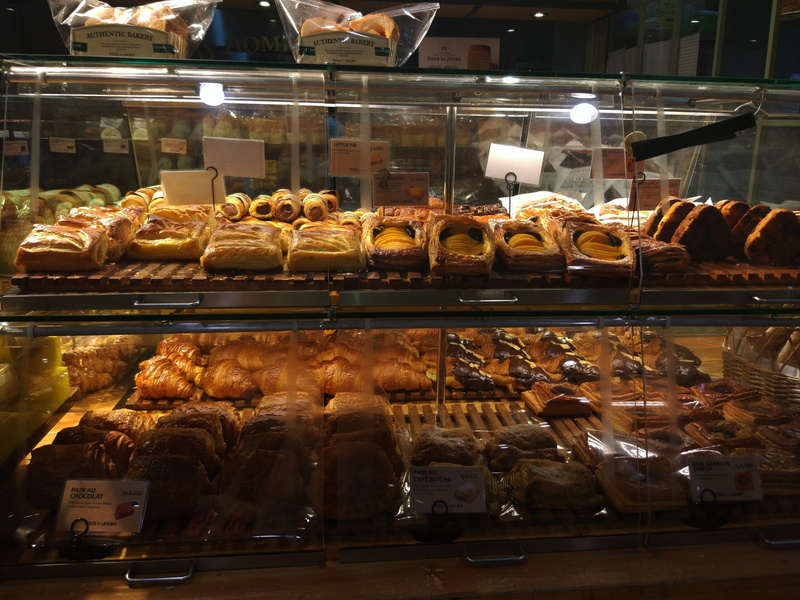 bun, transparent, in a row, freshness, consumerism, pastry, snack, creme, indoors, deli, food, restaurant, market, sale, indulgence, shop, confectionery