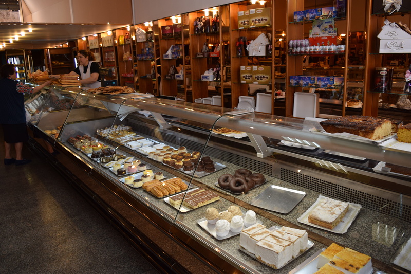 food and drink, delicious, order, sweet, table, bakery, restaurant, choice, consumerism, icing, shop, food, sweet food, doughnut, indoors, freshness, pastry