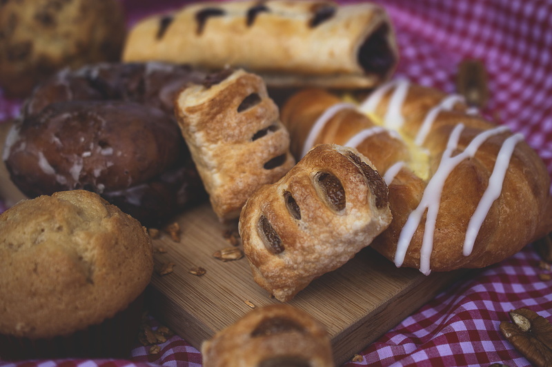 5K, table, bread loaf, shop, close-up, bakery, chocolate, fudge, indoors, donut, breads, freshness, selective focus, pastry, baked, confectionery, cocoa