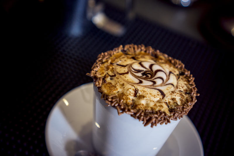 ready-to-eat, table, 35mm 1.8, cafe, close-up, indulgence, indoors, muffin, snack, still life, plate, baked, sony, brazil, food, freshness, no people, food and drink