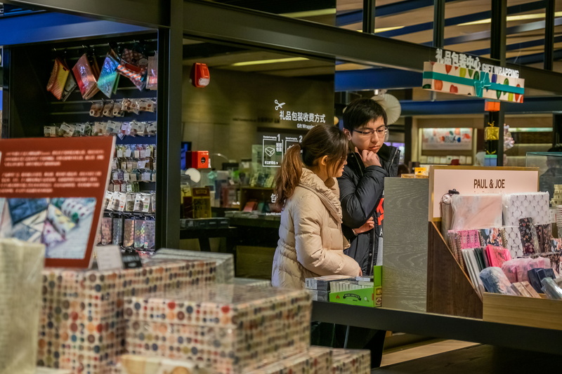 casual clothing, screen, kiosk, display, shopping, real people, indoors, adult, 4K, females, lcd screen, customer, person, lifestyles, retail display