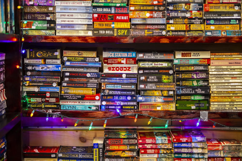 antique, full frame, store, variation, multi colored, 5K, choice, books, large group of objects, titel, night, book store, in a row, furniture, shelf