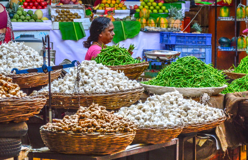 ginger, food and drink, onion, supermarket, for sale, occupation, bazaar, grocery store, shallot, vendor, outdoors, variation, garlic, market, pottery