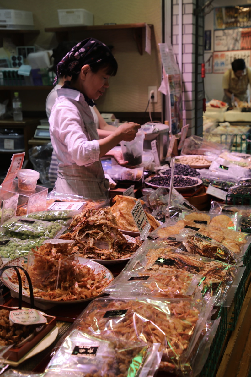 human, fish, business, waering, deli, food and drink, real people, shelf, retail display, cooking, freshness, food, seafood, lobster, fish market, working