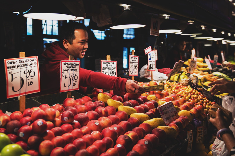 buying, farmers market, incidental people, food, 8K, united states, men, apple, adult, food and drink, real people, for sale, abundance, money, person