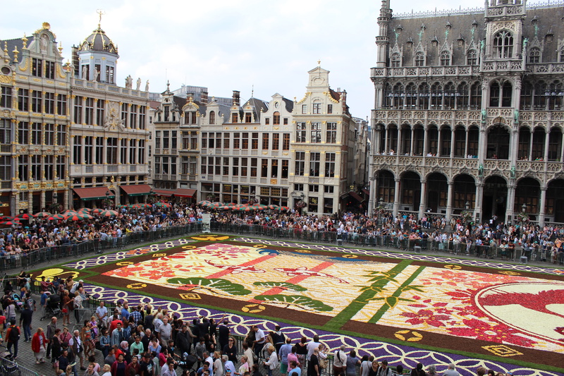 tourism, women, spectator, large group of people, group of people, 5K, Brussels, outdoors, begonias, sport, history, town square, real people, celebration
