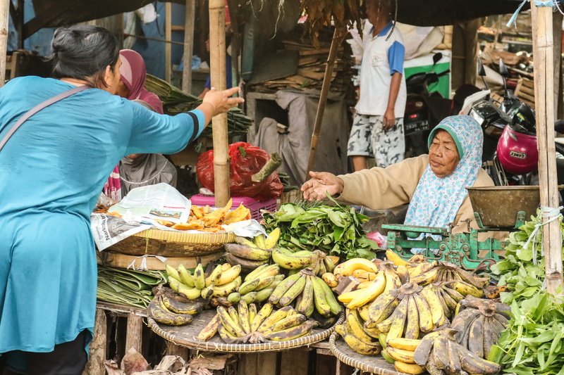 traditional market, 5K, traditional, for sale, street market, market, outdoors, street, real people, people, sale, market stall, vendor, sell, adult, culture