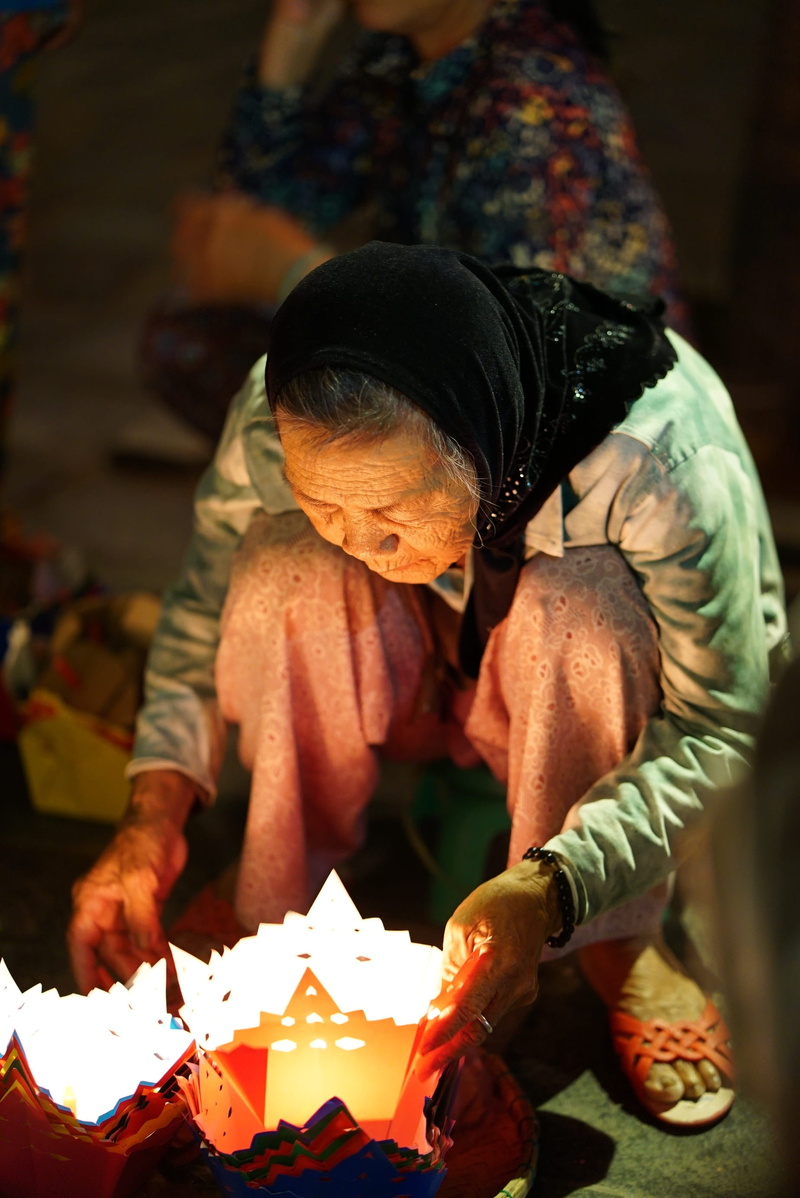 creativity, 2K, adult, three quarter length, lights, bridge, light, lifestyles, Vietnam, mid adult, at night, old woman, south east asia, night, leisure activity