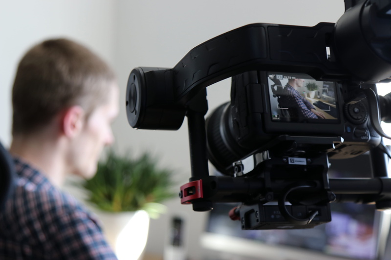 gray, camera, filming, green, turn, zoom, journalist, portrait, photographic equipment, real people, indoors, camera - photographic equipment, technology