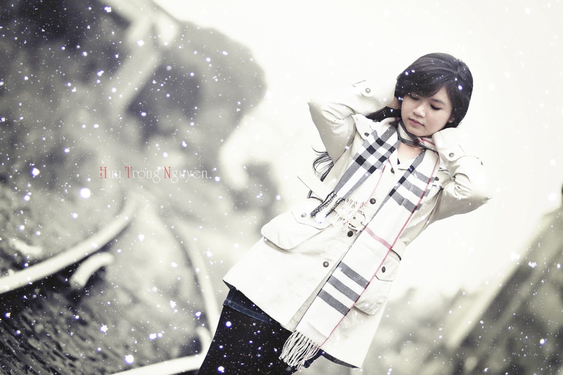 cold temperature, burberry, young adult, clothing, real people, looking at camera, leisure activity, lifestyles, Asian, day, women, 4K, one person, front view