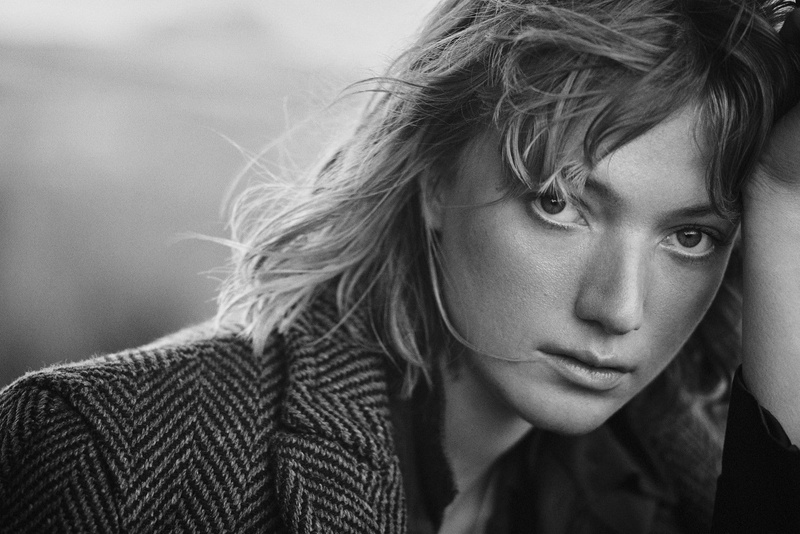 warm clothing, contemplation, looking away, one person, lifestyles, close-up, human face, young adult, 720P, hairstyle, serious, leisure activity, human hair