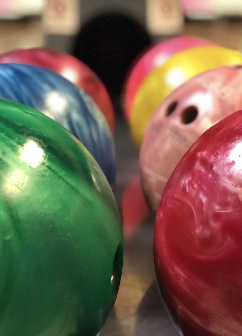 bowler, shine, toy, table, green, close-up, yellow, background, blue, no people, still life, 2K, creativity, shiny, multi colored, green color, center
