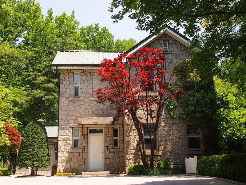residential district, building, entrance, university, door, korea, branch, red, green color, growth, seoul, 2K, day, ewha womans university, house, nature