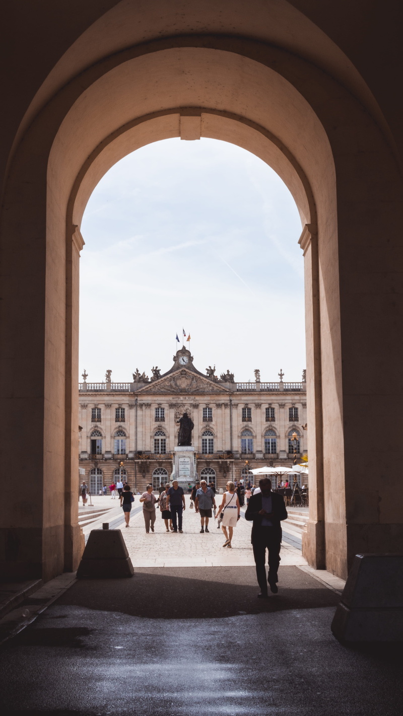 people, built structure, sky, architecture, sightseeing, building, nancy, arch, group of people, travel, day, building exterior, streetphotography, walking