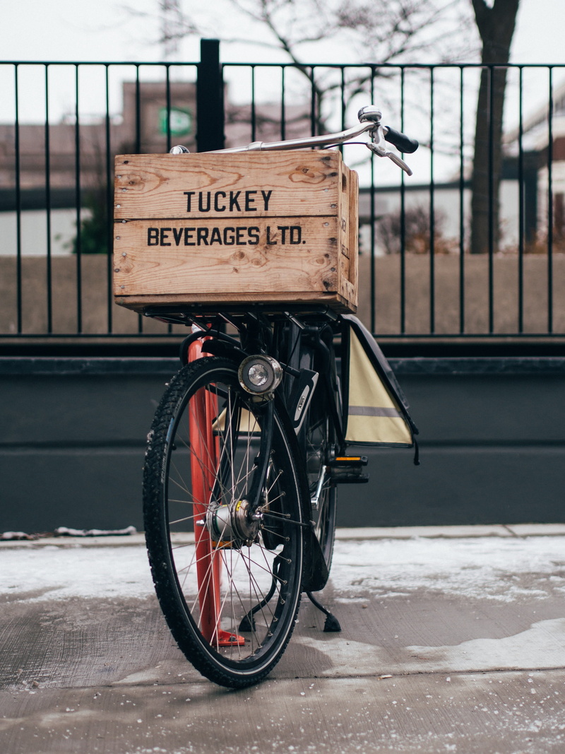 street, wheel, information sign, bicycle, cycle, non-western script, racing bike, 2K, script, wooden, mode of transportation, bike, capital letter, message