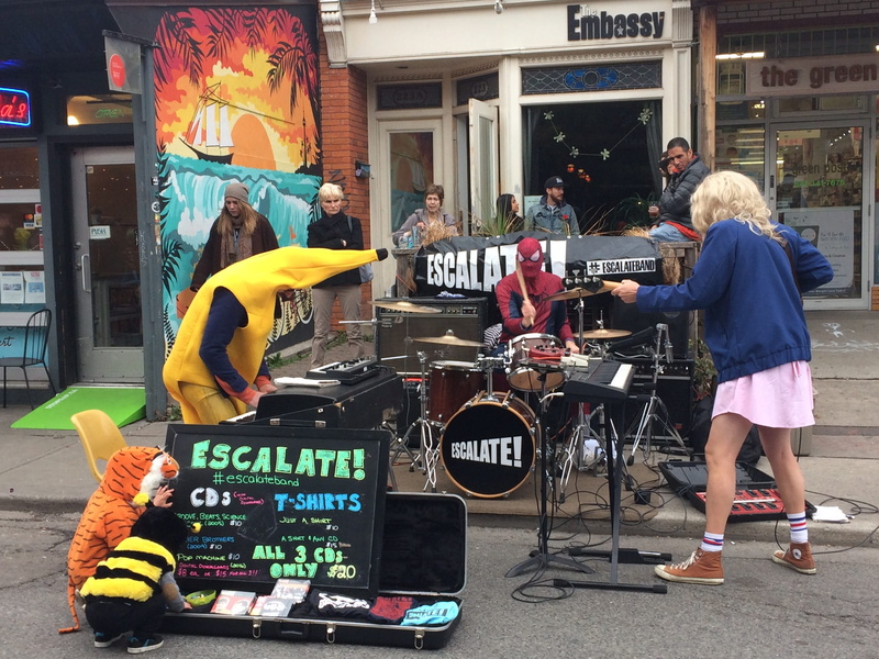 communication, bumblebee, men, escalate, representation, 1080P, adult, performance, drums, occupation, standing, city, entertainment occupation, real people