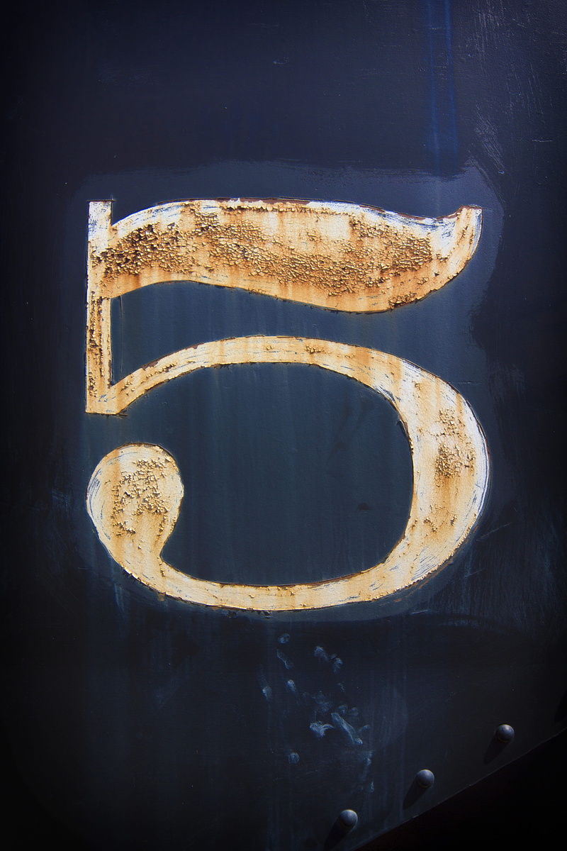 close-up, rusty, g, no people, simplicity, food, rust, indoors, five, wood, art and craft, shape, 4K, blue, still life, artwork, address, ready-to-eat