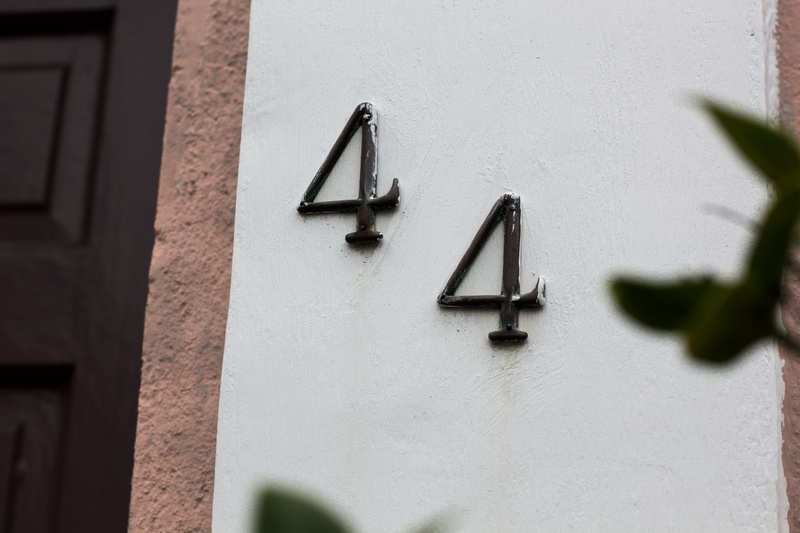 minute hand, four, communication, architecture, no people, 4K, letter, low angle view, white, clock, education, building exterior, selective focus, built structure