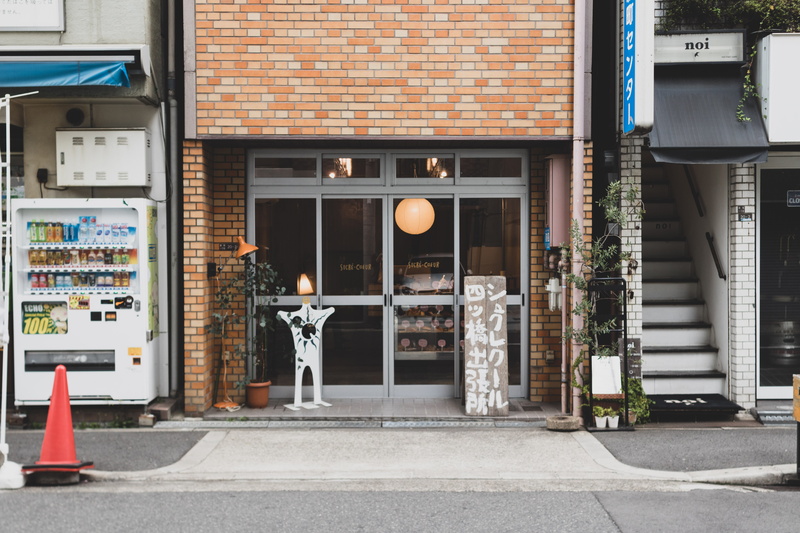sidewalk, shop, street, building exterior, japanbread, door, town, 5K, communication, entrance, city, brick wall, bread, food, window, no people, meal