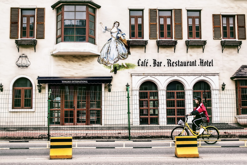 outdoors, 自行车, building, yellow, hotel, city, 街拍, 人物, girl, near, full length, 建筑, restaurant, 5K, real people, red, wearing, building exterior, black