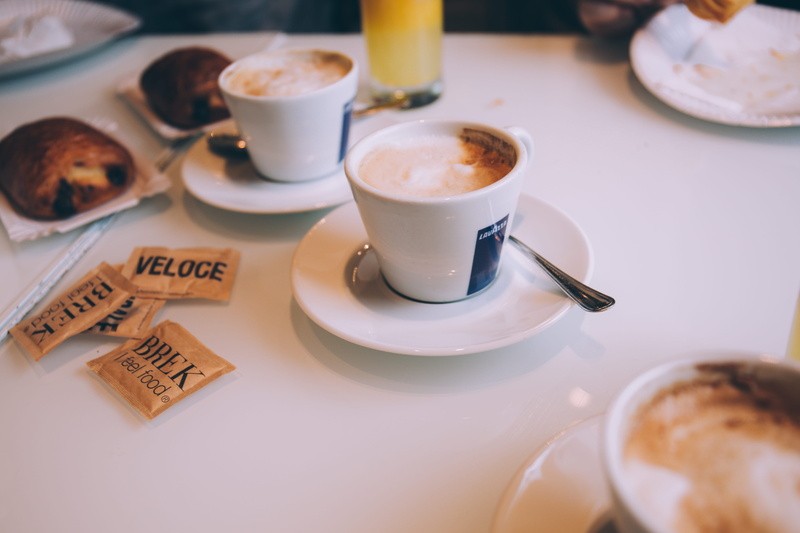 saucer, latte, still life, table, crockery, cappuccino, french food, no people, drink, glass, urban, spoon, 5K, food and drink, refreshment, cup, coffee