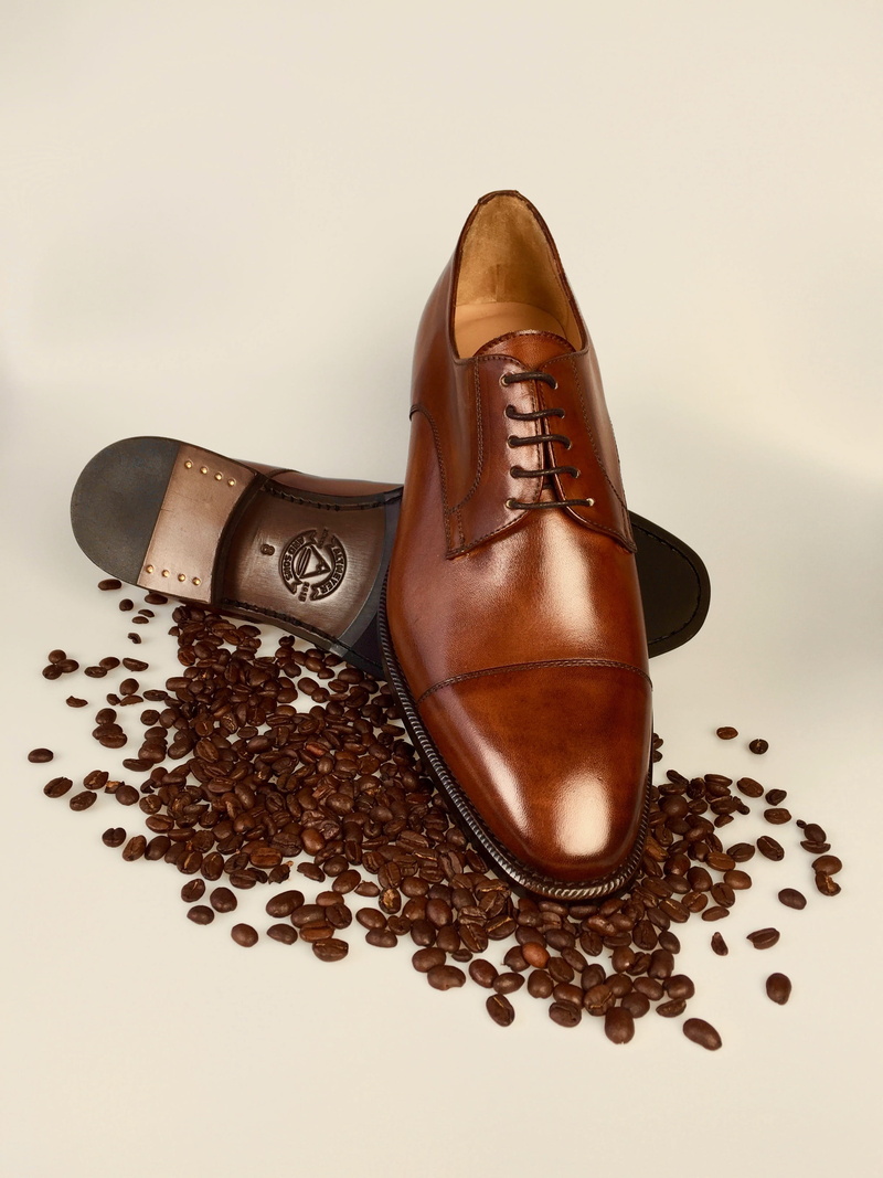 dress shoe, table, high angle view, coffee beans, shoes, leather, two objects, directly above, luxury, fashion, no people, compatibility, copy space, studio shot