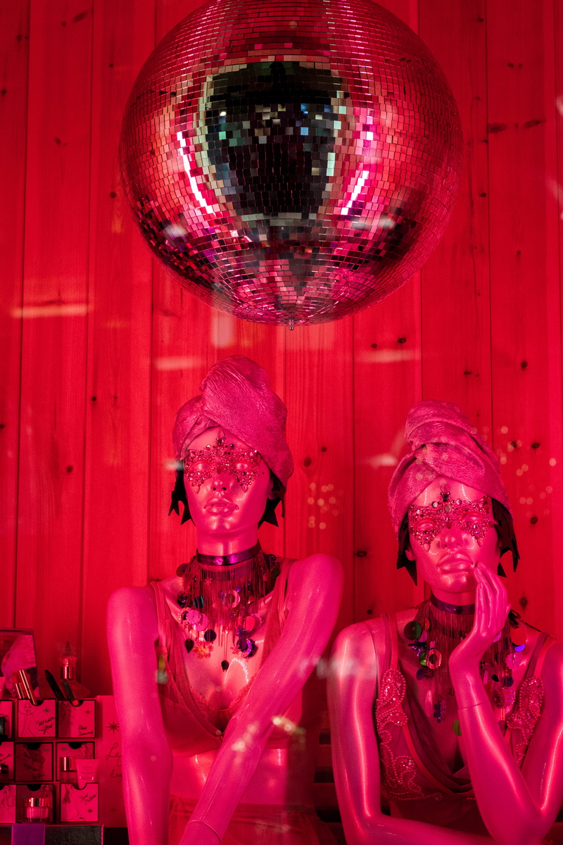 mannequin, sculpture, human representation, indoors, red, shopping, united kingdom, pink color, 2016, xmas, london christmas, statue, 4K, leisure activity