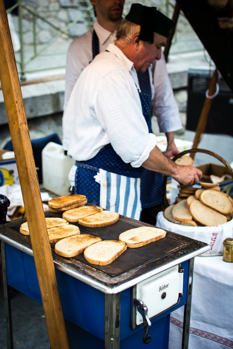 outside, business, day, real people, Traditional, working, two people, mature adult, bread, holding, 5K, french food, garlic, standing, bun, freshness