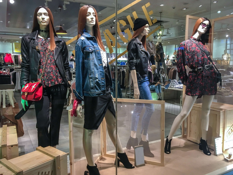 lifestyles, beauty, bag, leisure activity, beautiful woman, casual clothing, promotions, elegance, storefront ma, marketing, promotion, full length, group of people