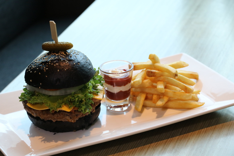 plate, food, take out food, hamburger, fast food, indoors, burger, no people, cheese, tomato, tray, garnish, food and drink, french Fries, snack, deep fried