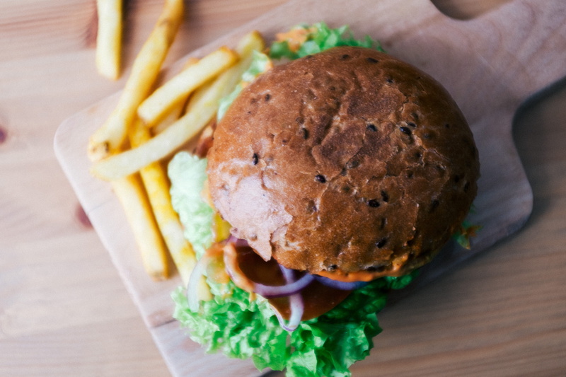 wood - Material, food And Drink, Delicious, cheeseburger, potato, sandwich, take Out Food, food, burger, rustic, lettuce, no People, bread, hamburger, onion