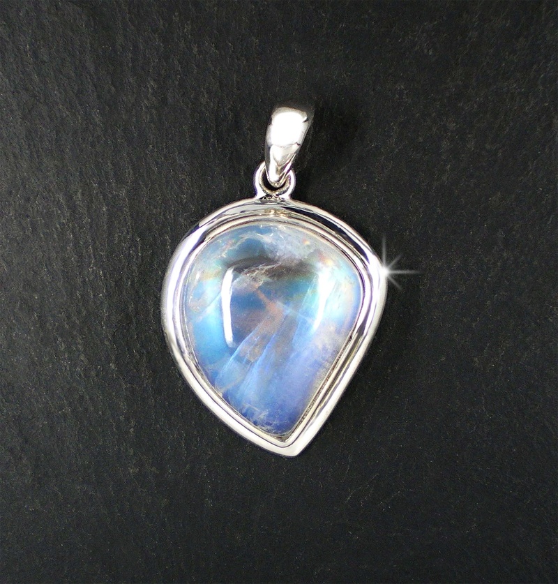 trailers, transparent, violet, heart shaped, no people, metal, studio shot, gemstone, heart, 1080P, silver colored, wealth, silver, precious gem, clear