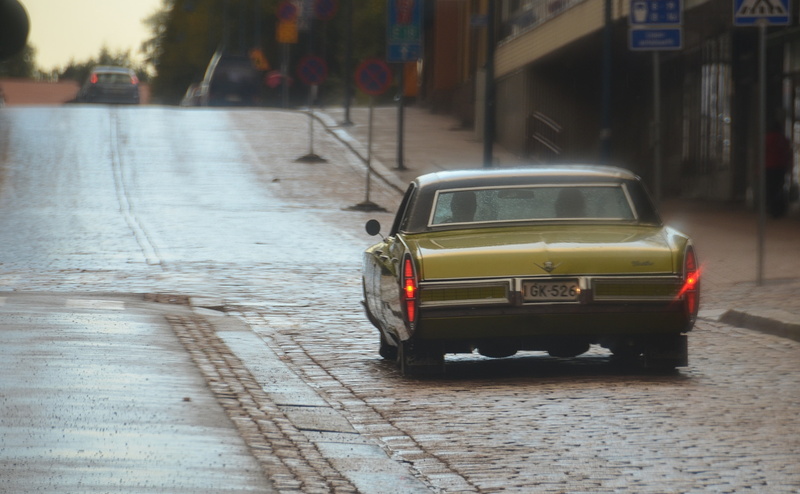 architecture, outdoors, green, rain, Classic Cars, built structure, focus on foreground, vehicle, building exterior, City, cruising, classic car, Motors
