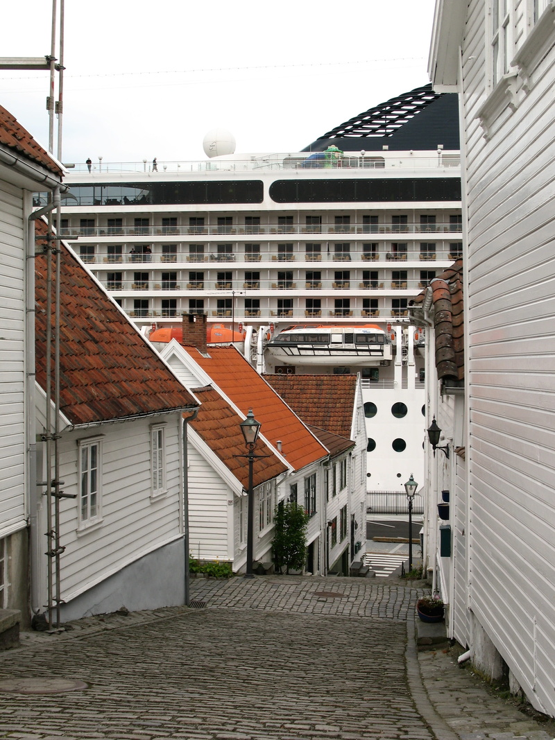 roof, Stavanger, 2K, Street, architecture, building exterior, cobblestone, building, alley, sky, house, built structure, the way forward, footpath, day