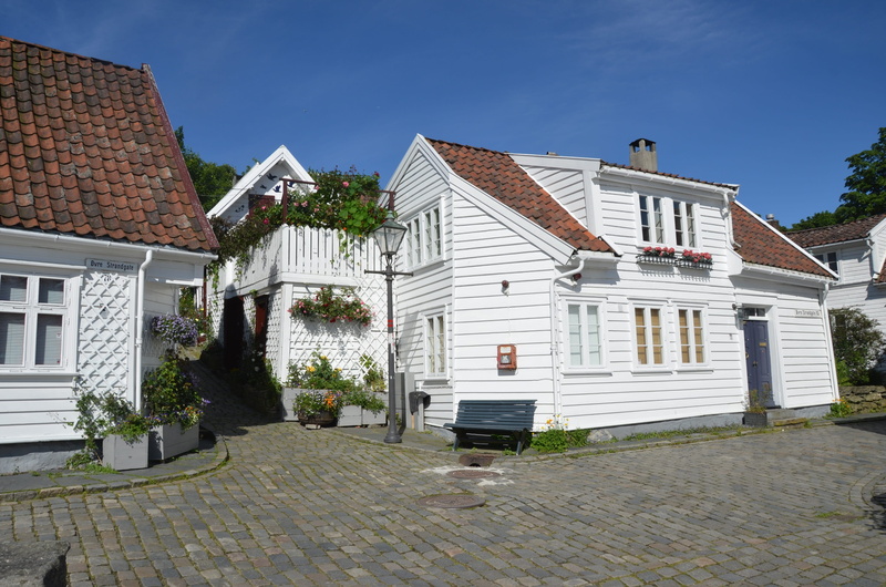 garage, residential district, home ownership, built structure, Stavanger, day, front or back yard, architecture, outdoors, footpath, brick, sky, House