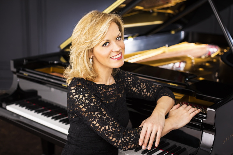 piano, brown-eyed, 2K, white teeth, smile, beauty, blonde, beautiful, black, background, pianist, Steinway and Sons, Olga Kern, earrings