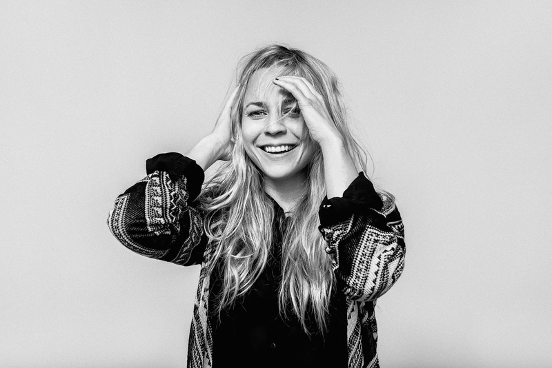 human hair, teeth, looking at camera, Paula Vesala, 720P, one person, Finland, blonde, young adult, smiling, standing, hairstyle, portrait, front view