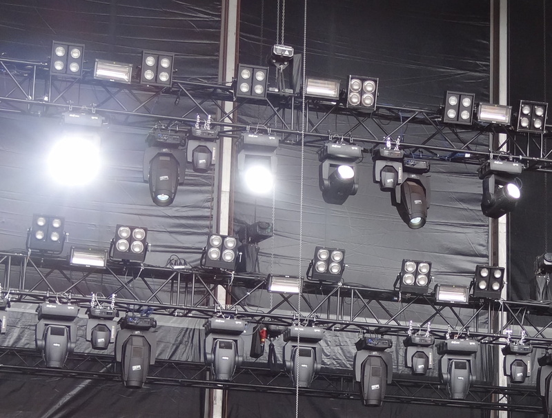 built structure, lighting, buehenbeleuchtung, ceiling, on the stage, band, backstage, electric light, 1080P, lighting equipment, lens flare, land vehicle