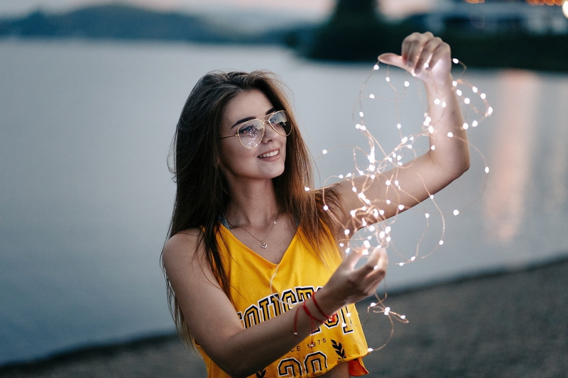 lights, pose, is, brown hair, Mike, garland, on the shore, model, river, 1080P, glasses, smile, hairstyle, the evening, bokeh, makeup, beauty