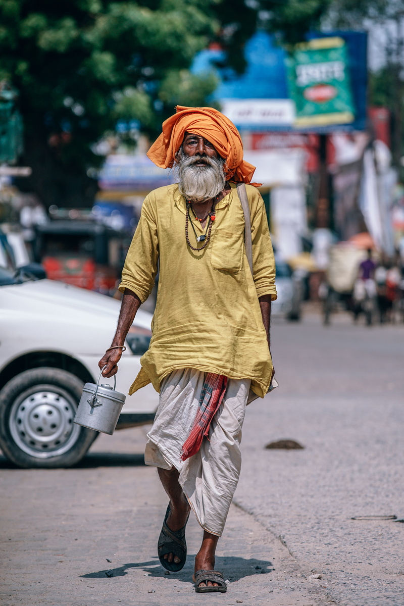 road, car, lifestyles, incidental people, culture, land vehicle, carrying, mode of transportation, wear, carry, 5K, male, transportation, vehicle, hindu